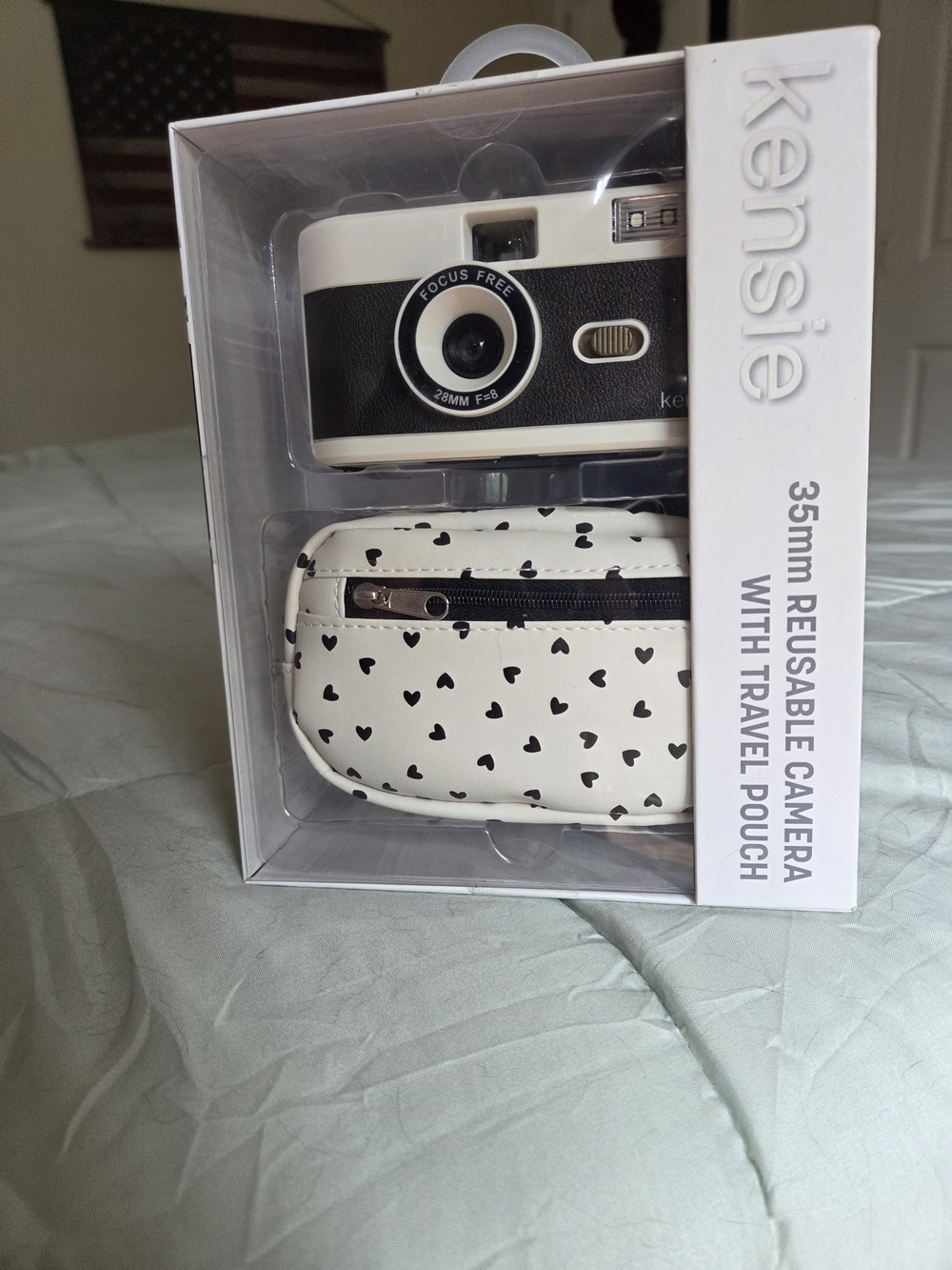 Kensie White & Black 35mm Reusable Film Camera with Heart Pouch